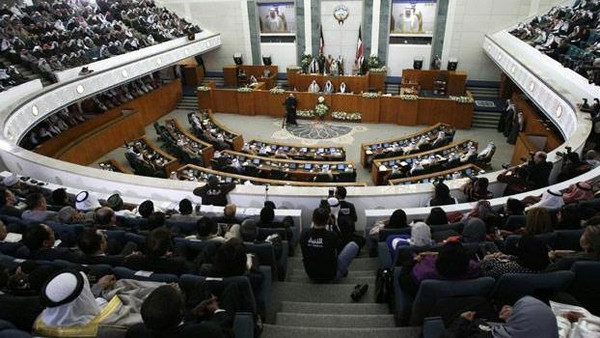 أمير الكويت يصدر مرسوماً بحل مجلس الأمة