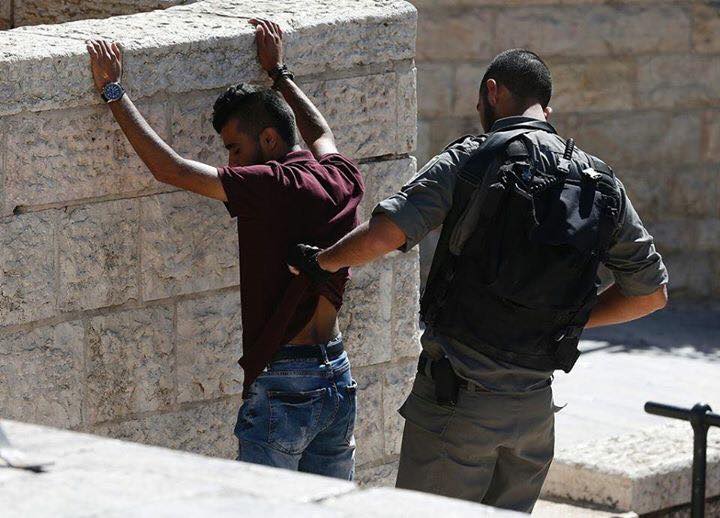 الاحتلال يفتش شبان بطريقة مذلة في القدس