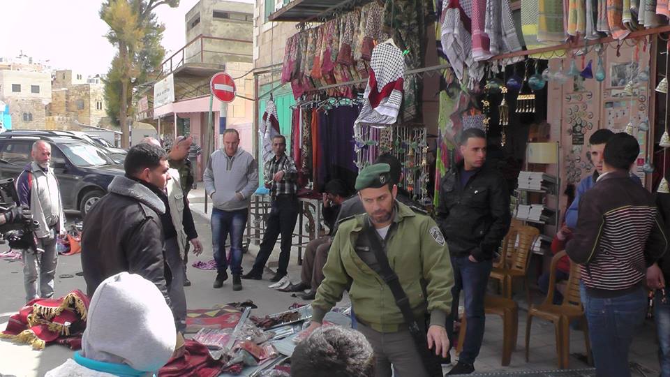 بالفيديو: مجموعات المستوطنين تقتحم متجراً في الخليل وتهدد صاحبه بالقتل