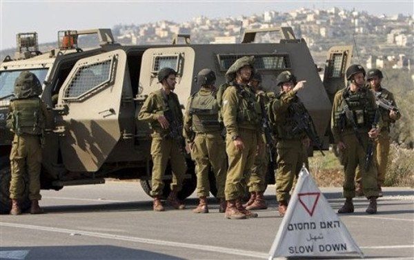 جنود الاحتلال يحرقون العلم الفلسطيني على حاجز في نابلس