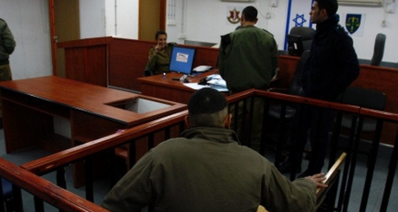 الاحتلال يغلق ملف شرطي إسرائيلي تبول على أسير فلسطيني