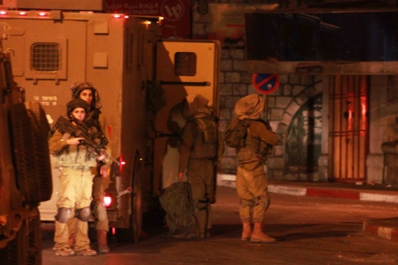 قوات الاحتلال تجري عمليات بحث عن سيارة فلسطينية حاولت دهس عدد من الجنود