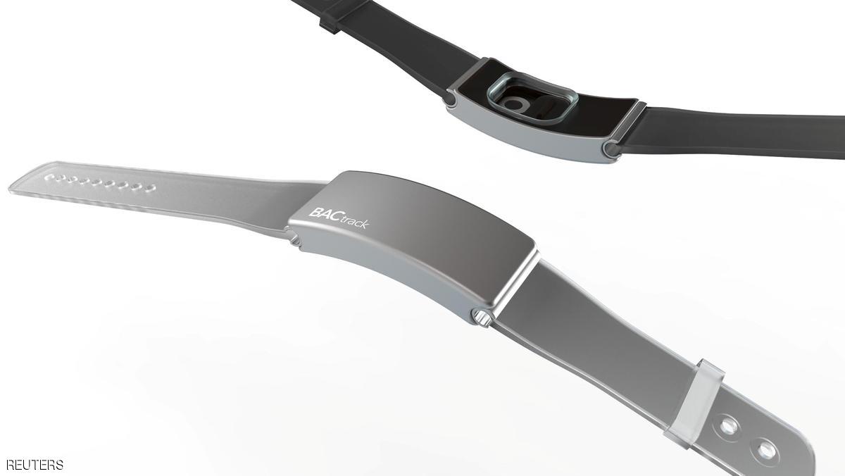 سوار إلكتروني لقياس نسب الكحول في الدم