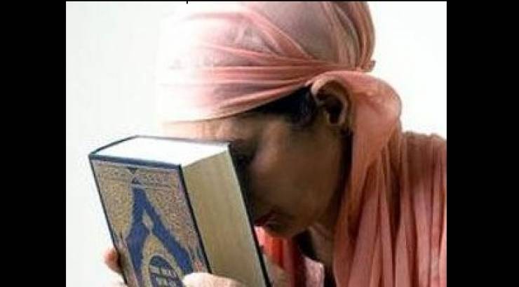 حكم عدم ستر العورة أثناء قراءة القرآن!