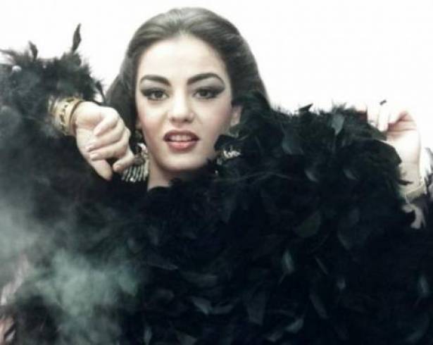 بالصورة :  شيريهان ترتدي الحجاب... ومن الشاب الذي بصحبتها؟