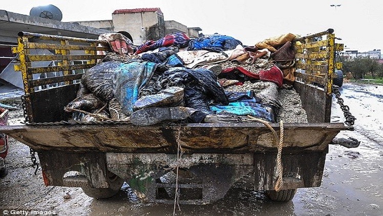 صور+18 : عين العرب تنظف شوارعها من الجثث بعد طرد داعش