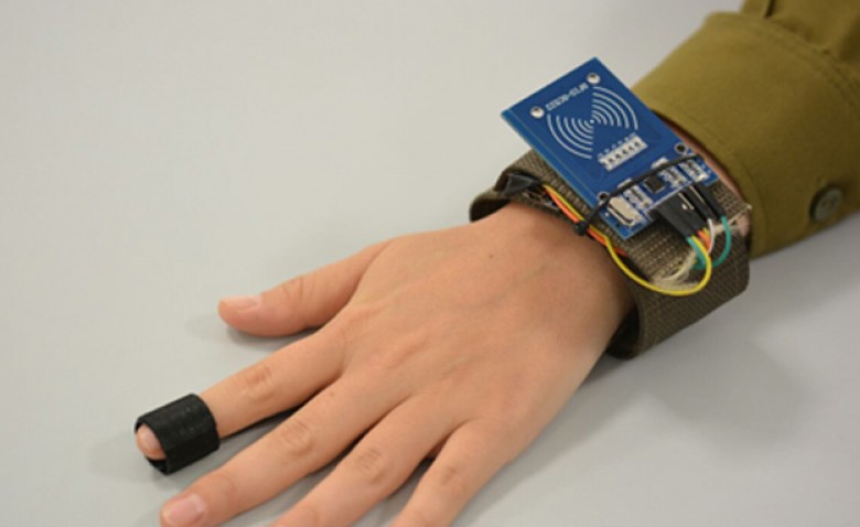 بالصور: "ساعة ذكية" لإنقاذ جنود الاحتلال الجرحى