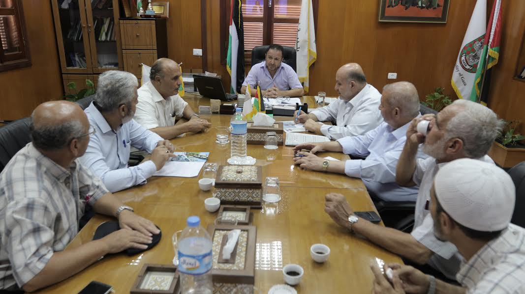 رئيس بلدية غزة يبحث مع لجنة حي الشيخ رضوان تحسين الخدمات المقدمة