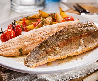 طريقة عمل سمك مع البندورة