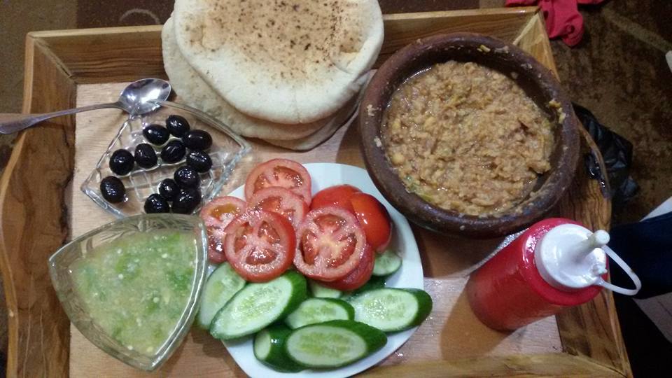 مواطن غزي يتساءل : ماذا يفطر ويتعشى "إسماعيل هنية" والمغردون يردون