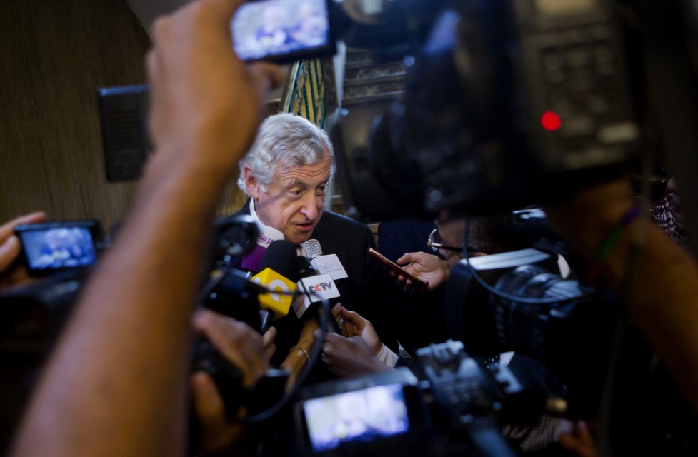 حكومة الاحتلال تبلغ المبعوث الفرنسي رفضها مبادرة السلام