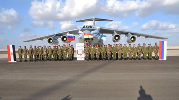 انطلاق التدريب المصري الروسي للإنزال الجوي قرب ليبيا