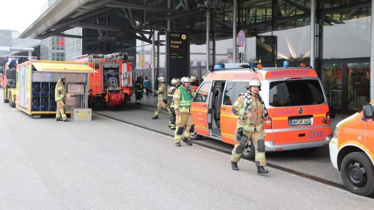 بالفيديو:  السبب وراء اختناق 68 شخصاً في مطار هامبورغ