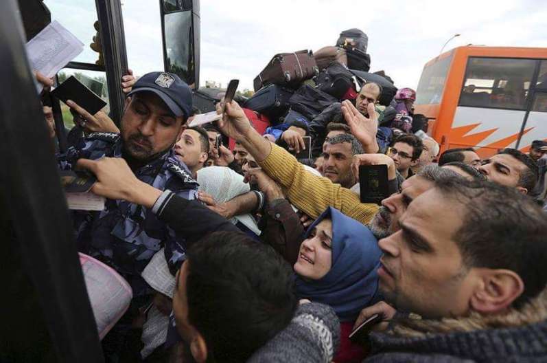 ‫#‏طفح_الكيل‬ : بالفيديو ..ردود فعل المواطنين حول استمرار إغلاق ‫#‏معبر_رفح‬