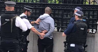 بالصور: الشرطة البريطانية تغلق البوابات المؤدية إلى البرلمان وتعتقل أحد الأشخاص