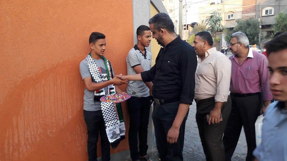 بالصور: الشبيبة الفتحاوية تستقبل طلبة مدارس "غزة" في أول يوم دراسي