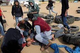 بالصور: إصابات بالاختناق جراء إطلاق الاحتلال قنابل الغاز صوبهم شرق بلدة خزاعة