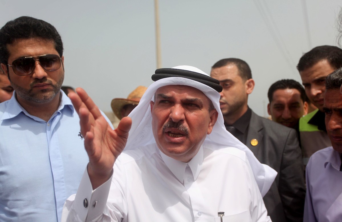 بالفيديو: لحظة رشق الشبان للسفير "العمادي" وطرده شرق غزة