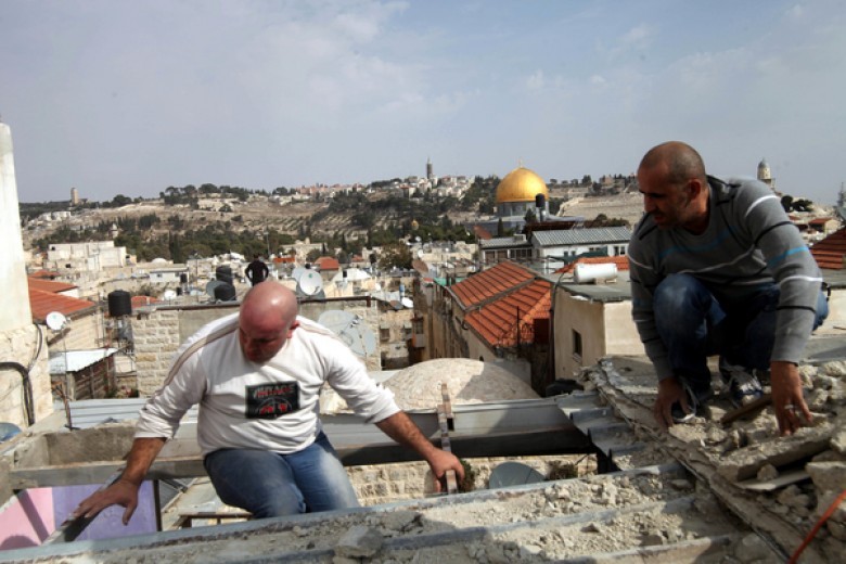 الاحتلال يجبر مواطنًا بهدم منزله في الولجة جنوب القدس