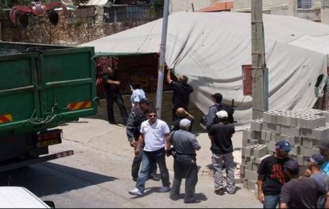 الاحتلال يهدم خيمة تضامن في قرية جنوب الخليل