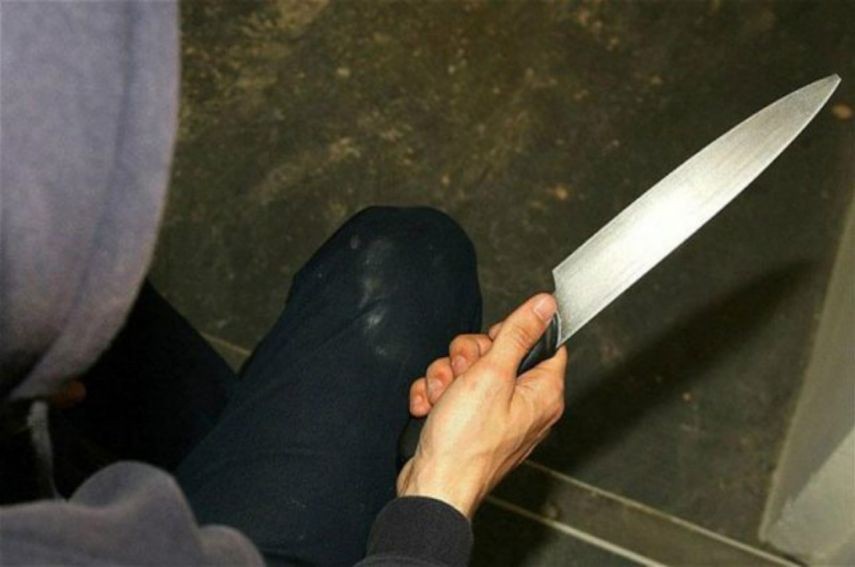  نجاة شاب من ضربة سكين مباشرة بالقلب في قلقيلية