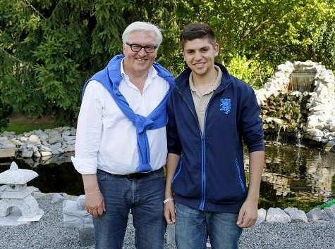 فتى فلسطيني يرافق وزير الخارجية الألماني بجولاته