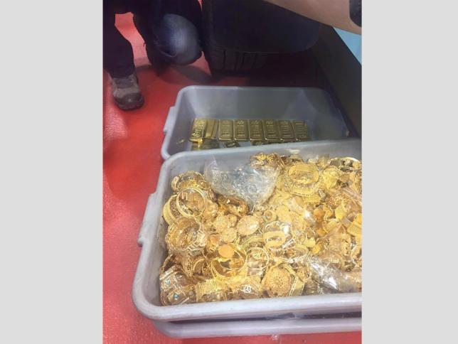 الجمارك الاسرائيلية : ضبط ذهب وهواتف ب10ملايين شيكل في سيارة دبلوماسي أوروبي على الجسر