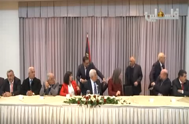بالفيديو : خلال خطابه .. الرئيس يُهين عضو مركزية "فتح" ليستبدل مكانه بأحد المتحدثين "رئيس جمعية"