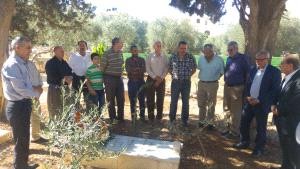 "قراقع" يضع إكليلًا من الزهور على ضريح الشهيد عميد الأسرى "أبو السكر"