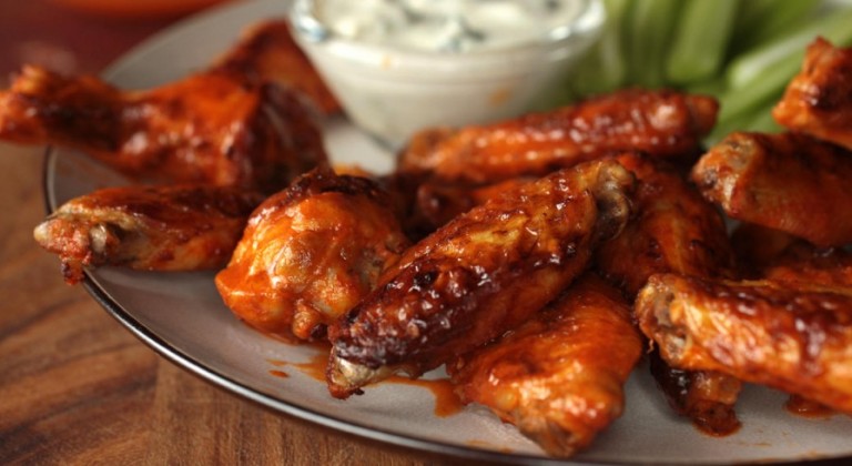 أجنحة الدجاج بالصلصة الحارة والجبن