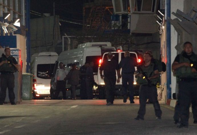 وحدات "الدرور" تقتحم "ريمون" وتفتشه لـ6 ساعات