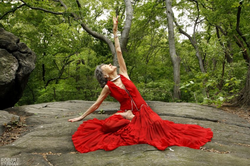 بالصور.. مدربة اليوغا الأشهر في العالم تناهز الـ 100 عام.. ومازالت ينبوعًا للحياة والأمل!