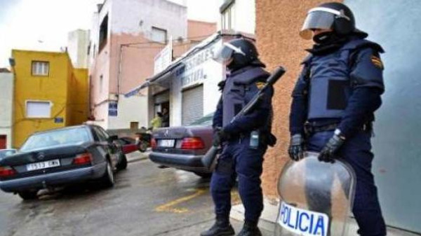 الشرطة الهولندية تعتقل مشتبهاً به قرب مطار أمستردام