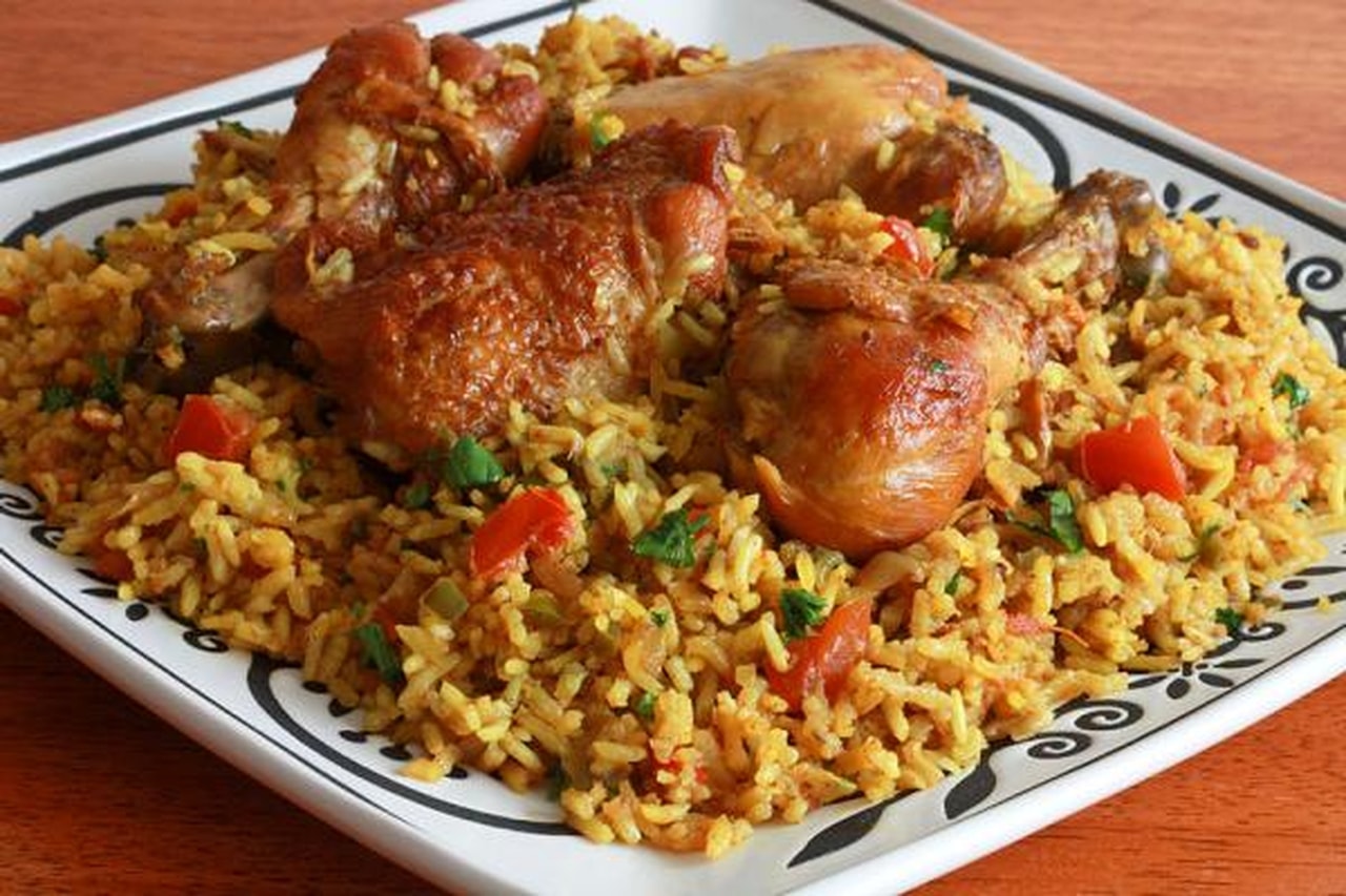 كبسة الدجاج مع صلصة الدقوس