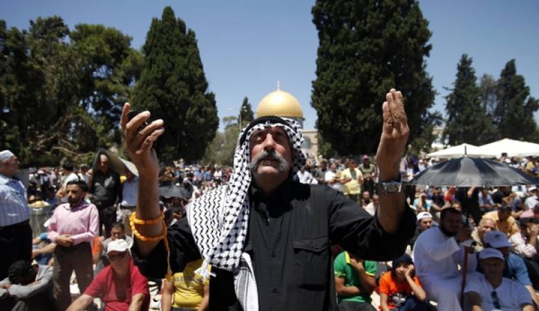 الاحتلال يمنع الغزيين من الصلاة بالأقصى غداً