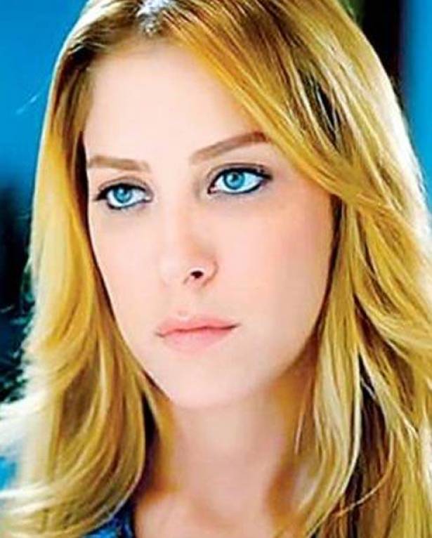 شاهد : ريم مصطفى تتألق بالأسود في جلسة تصوير ساحرة!