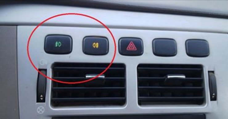 مفتاحان مهمان في تابلوه السيارة لا يستغله الكثيرون.. فما فائدتهما؟