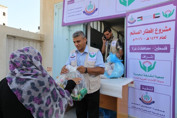 الشارقة الخيرية بالإمارات توزع طروداً عينية للأسر الفقيرة في فلسطين