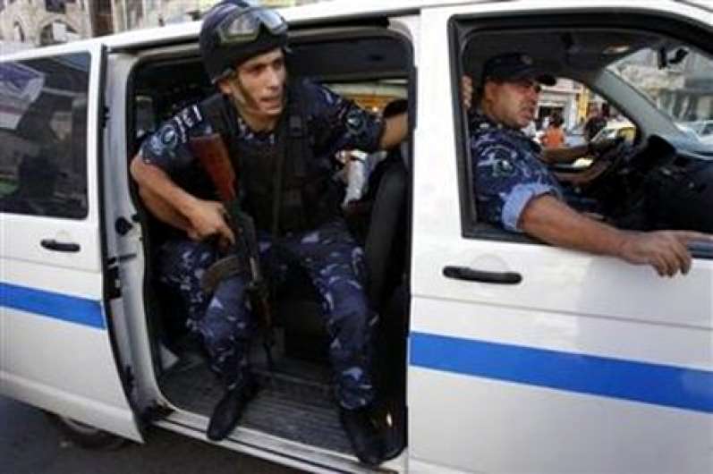 شرطة الخليل تلقي القبض على 33 شخصاً أعاقوا عملها