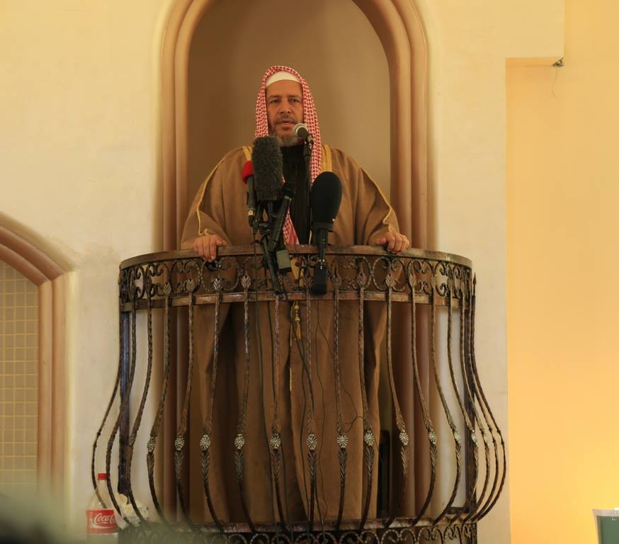 خلال خطبة الجمعة في مسجد الشهيد العطار
