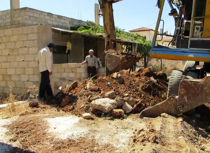 درعا ...  حفر الملاجئ تحت المنازل هرباً من الموت