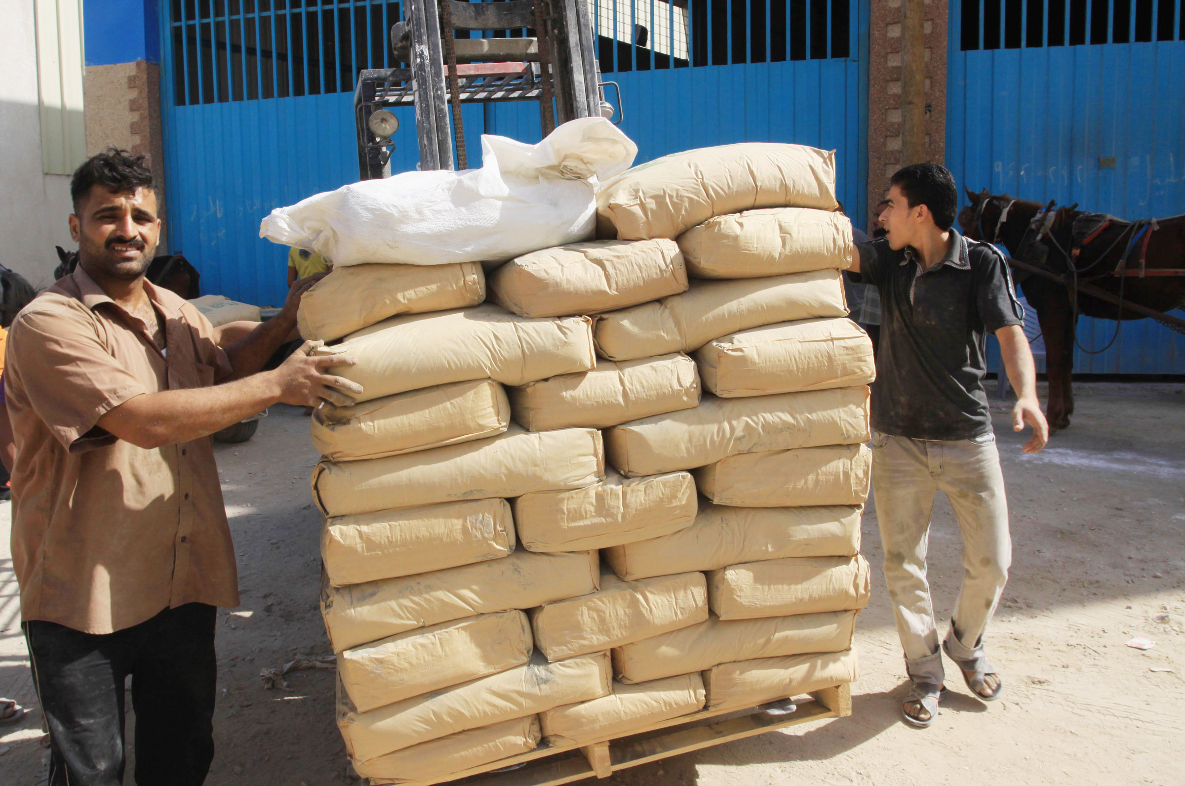 "اقتصاد غزة" تنشر كشوفات توزيع الأسمنت للمسجلين