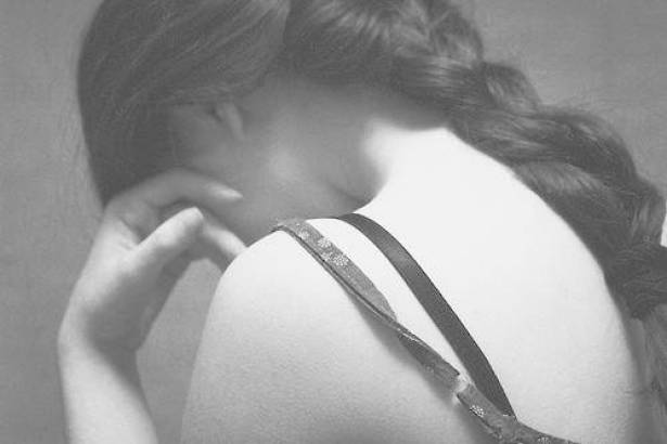 بالفيديو: فنانة كادت تُقتل تروي معاناتها