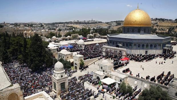 الاحتلال يبعد خمسة مقدسيين عن المسجد الأقصى لـ 15 يوماً