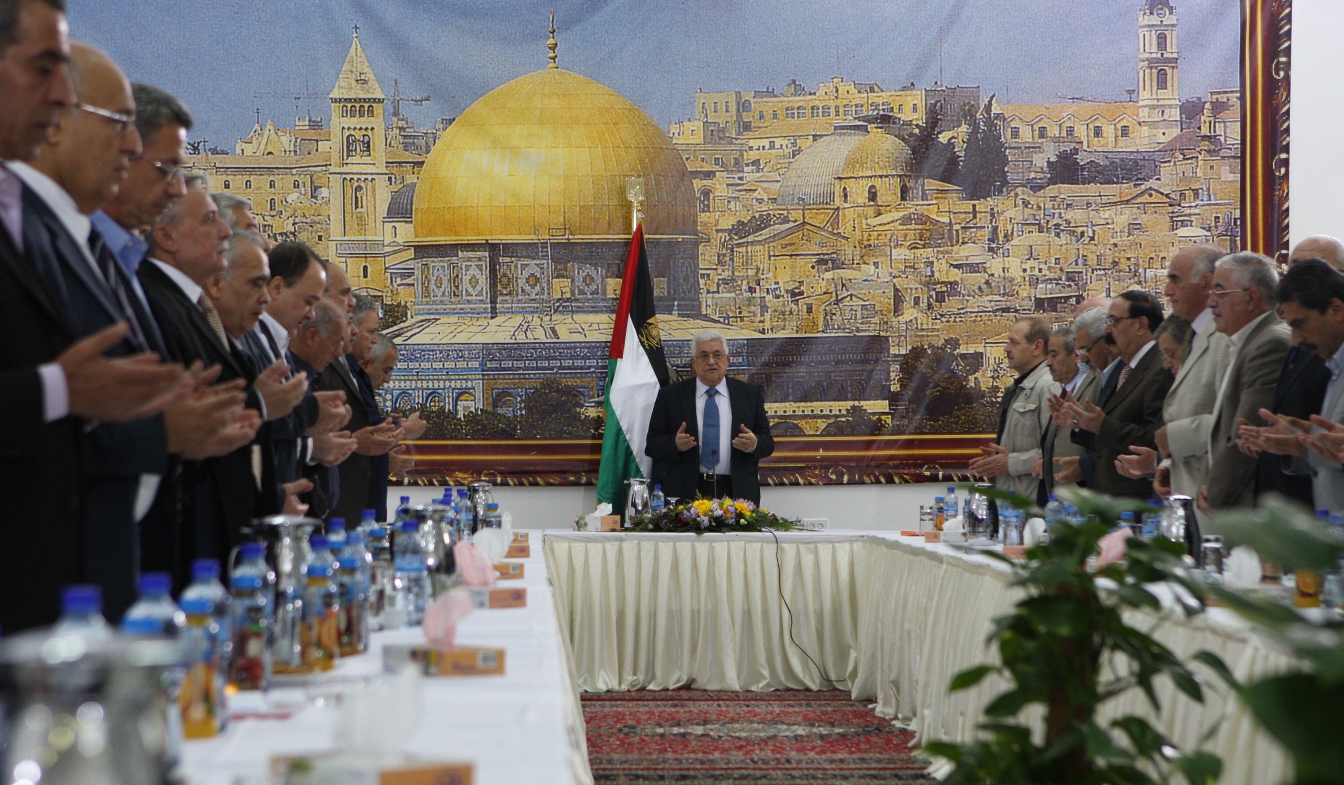 الرئيس يدعو القيادة الفلسطينية لاجتماع عاجل عقب إزالة الكاميرات والبوابات