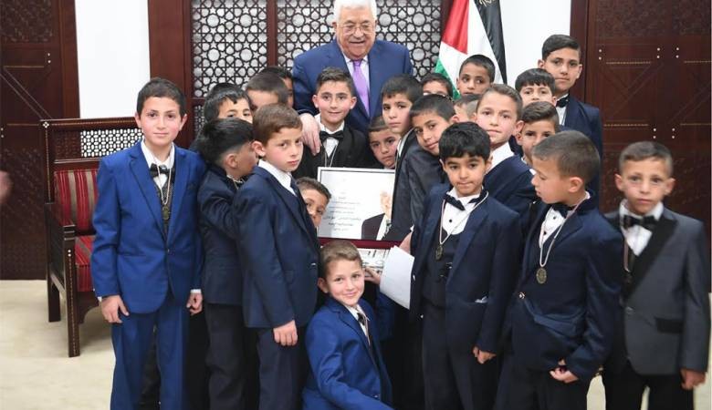 الرئيس يستقبل وفداً من أطفال دار أيتام الجمعية الإسلامية بالخليل