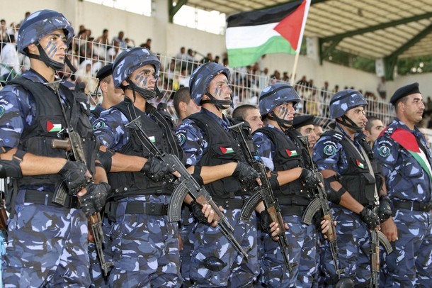 الشرطة الفلسطينية تخلص حافلةً إسرائيلية دخلت نابلس عن طريق الخطأ