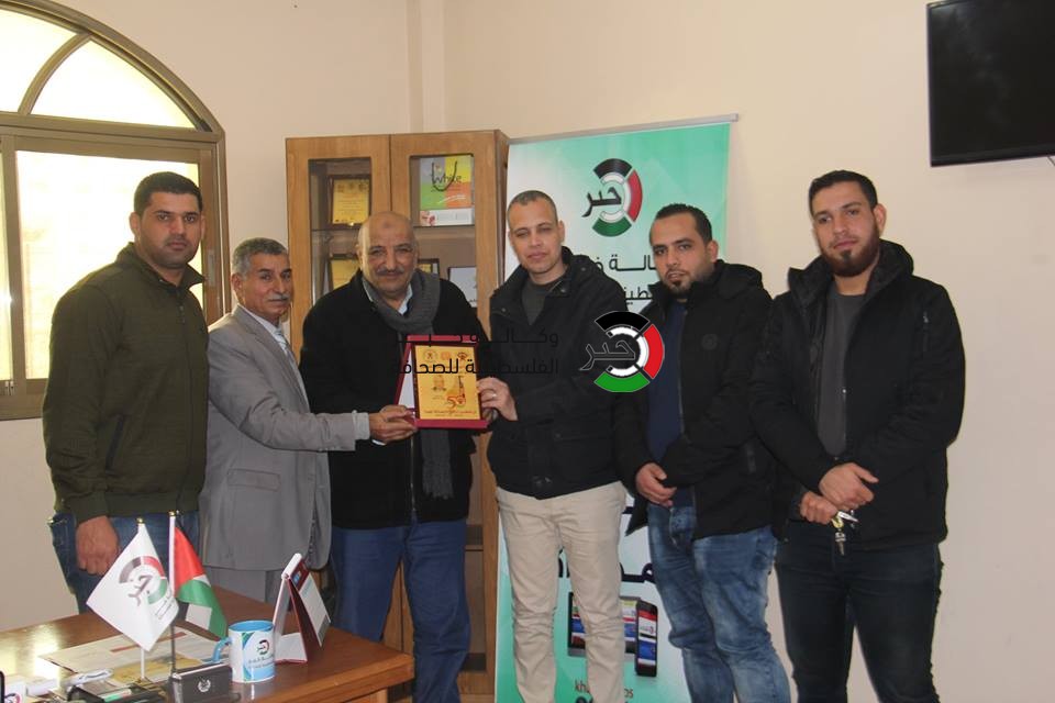 بالصور: الجبهة الديمقراطية تزور مقر وكالة خبر في مدينة غزّة