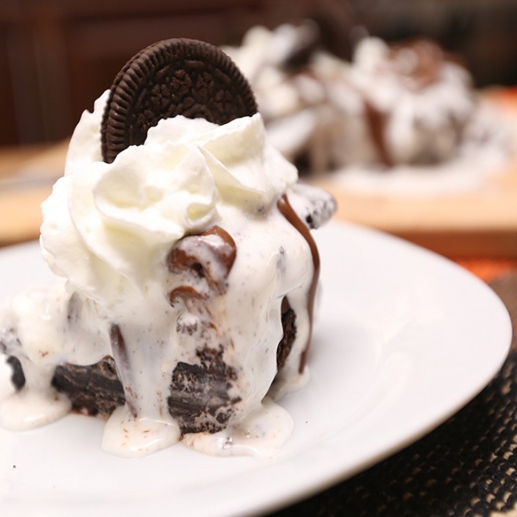 بالفيديو " طريقة تحضير "كيك الأوريو" بالآيس كريم