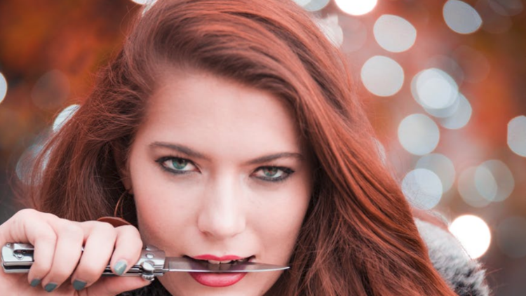 شاهدوا بالفيديو: سكين مغروز في ظهر رجل لم يمنعه من لقاء "محبوبته"